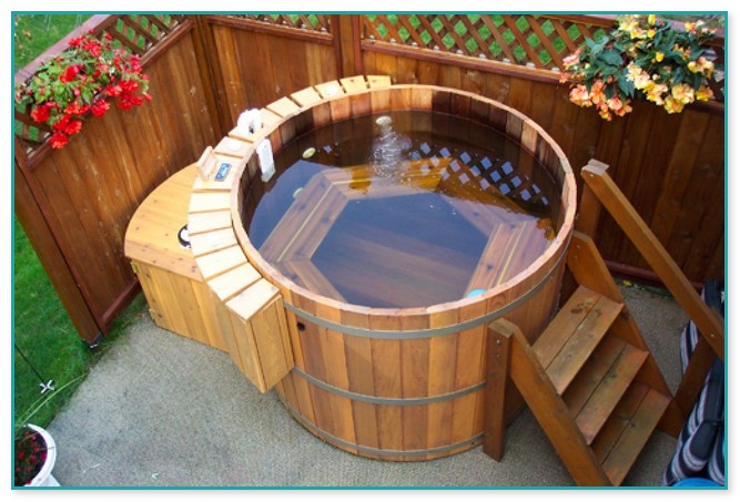Round Wooden Hot Tub